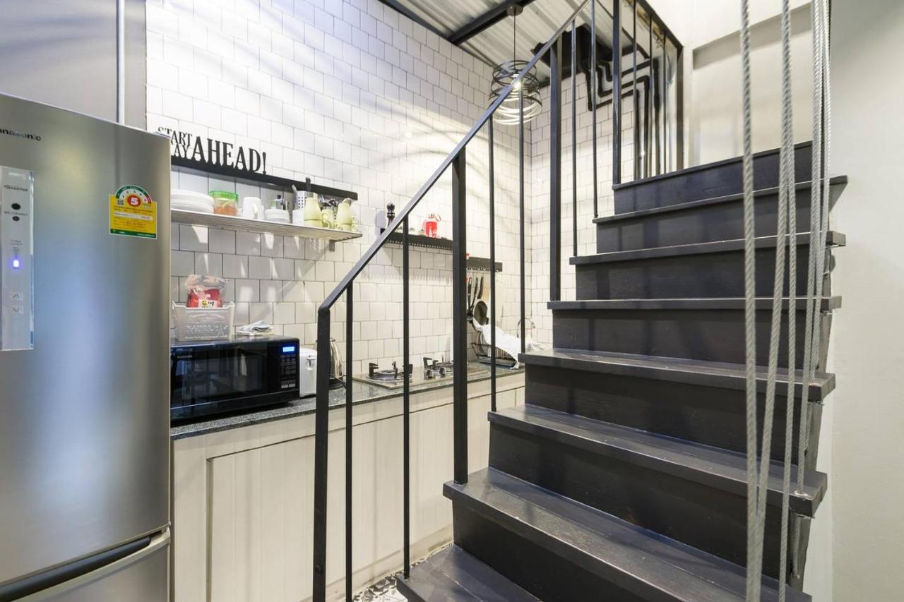 Inner Old Town 196 Chic Guesthouse - Self Check In Bangkok Bagian luar foto